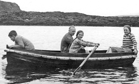 Caroline-in-rowing-boat-w