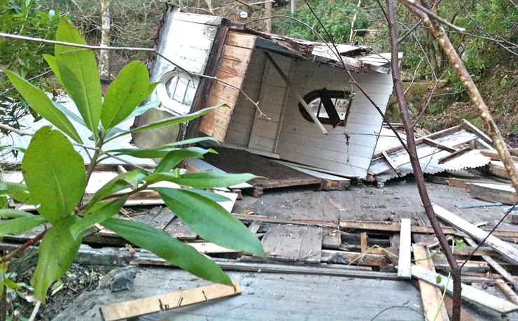 Tin-hut-demolished-w